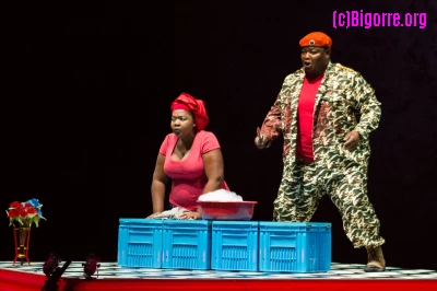 Owen Metsileng, Nobulumko Mngxekeza, dans Macbeth/ Stéphane Boularand (c)Bigorre.org