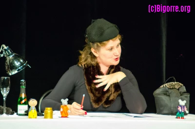 Corinne Marsollier dans Les règles du savoir-vivre dans la société moderne/ Stéphane Boularand (c)Bigorre.org