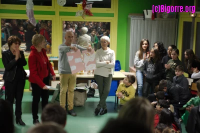 Xavier Saüt et le jury remettent les prix du concours de poésie en clôture de la Foire aux livres de l'école Arthur Rimbaud de Barbazan-Debat/ Stéphane Boularand (c)Bigorre.org