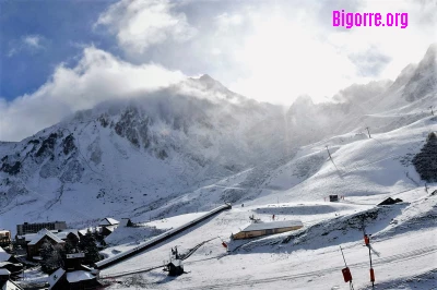 La neige tombe sur les Pyrénées, comme La Mongie qui s'est réveillé toute blanche hier.
