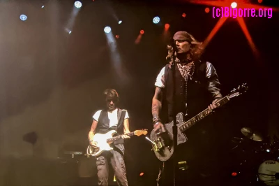 Jeff Beck et Johnny Depp  à Jazz In Marciac/ Stéphane Boularand (c)Bigorre.org