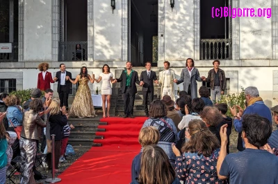 Les trois mousquetaires finissent leur saison 3 par un bal royal devant la maison du directeur du haras./ Stéphane Boularand (c)Bigorre.org