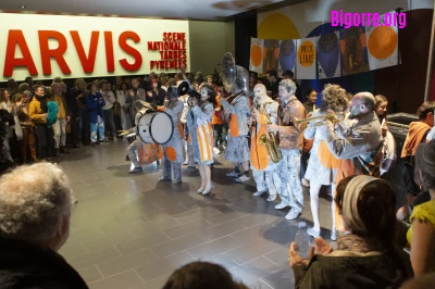 Après deux heures sur la scène, le Baro d'Evel termine le spectacle en musique devant les portes du Parvis/ Stéphane Boularand (c)Bigorre.org