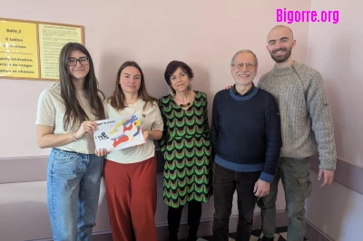 Les étudiants de l'IUT de Tarbes, Marie Ponsot du Lycée Marie Curie et Bastien de Génération Responsable autour de Jacques Gayraud de ADH 65/ Stéphane Boularand (c)Bigorre.org