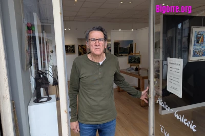 François Valera à la porte de sa galerie artistique/ Stéphane Boularand (c)Bigorre.org