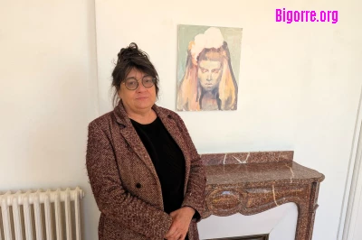 Emmanuelle Hirsch devant un tableau de Pauline  Zenk, actuellement exposé à l'Atelier 20/ Stéphane Boularand (c)Bigorre.org