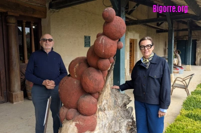 Alain et Laurence Brumont autour des « Bulles de vie » de Julien Righi/ Stéphane Boularand (c)Bigorre.org