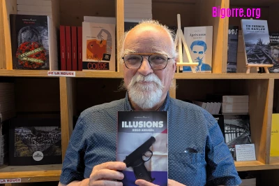 Diego Arrabal avec <q>Illusion</q>son dernier livre en main/ Stéphane Boularand (c)Bigorre.org