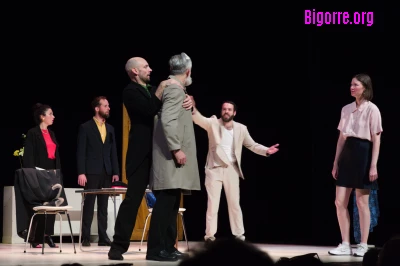 7 comédiens sur la scène du Théâtre des Nouveautés pour une Puce à l'oreille survitaminée/ Stéphane Boularand (c)Bigorre.org 7 comédiens sur la scène du Théâtre des Nouveautés pour une Puce à l'oreille survitaminée/ Stéphane Boularand (c)Bigorre.org