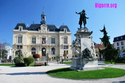 Place Jean Jaurès et l'hôtel de ville de Tarbes