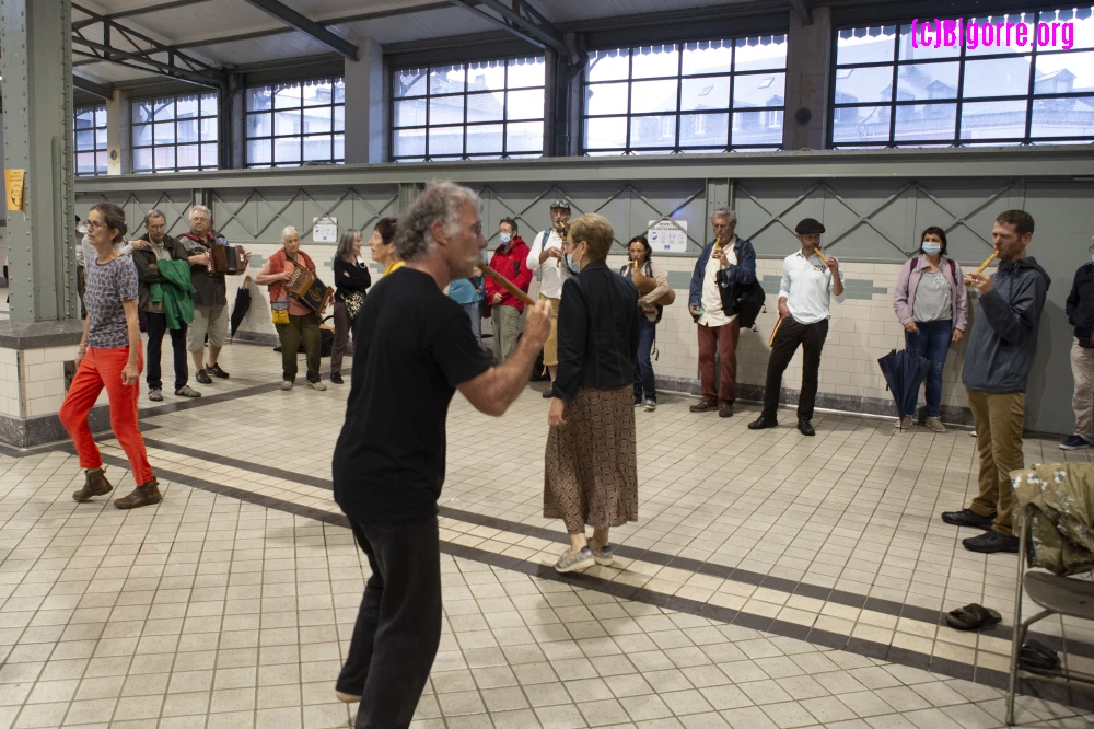 Des musiciens de l'ETMT, entrent dans la danse