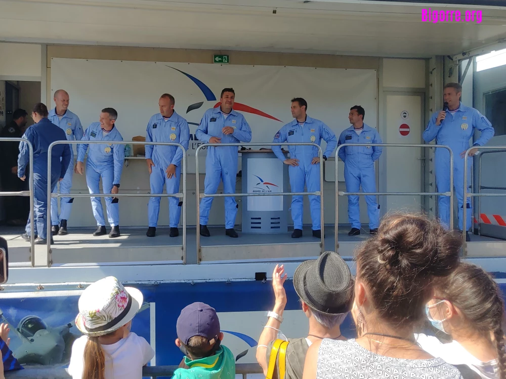 Superbe Patrouille de France au-dessus de l'aérodrome de Tarbes-Laloubère