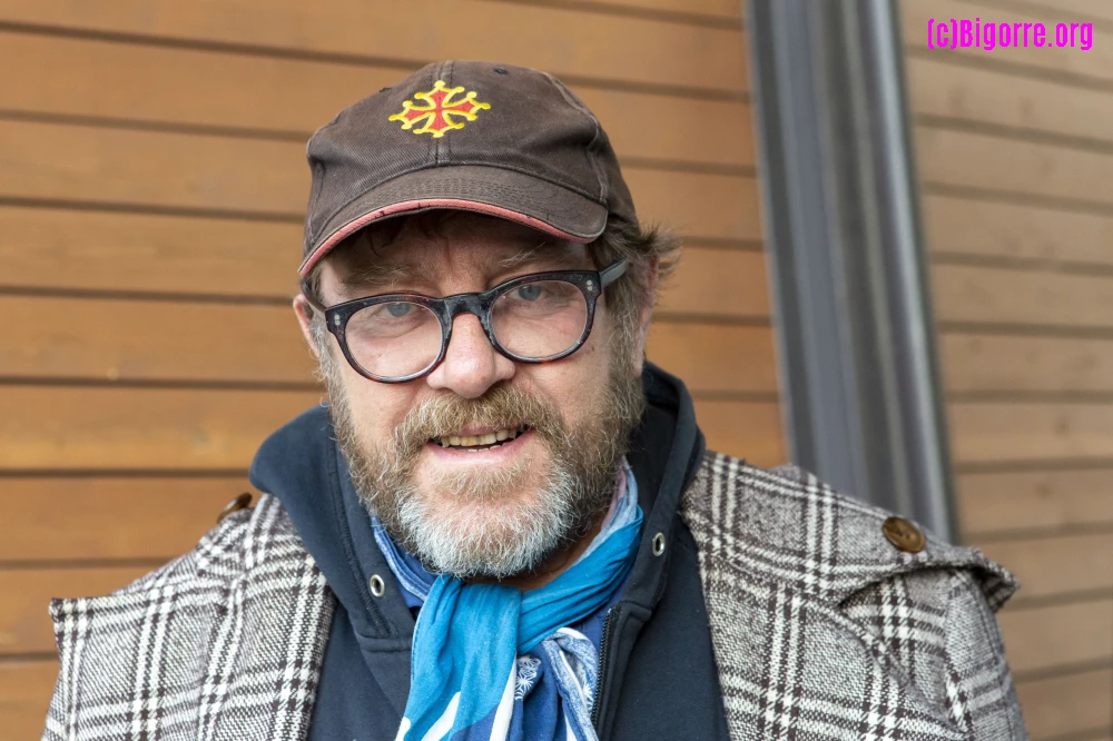 Frack Diéval devant l'Alamzic à Bagnères-de-Bigorre