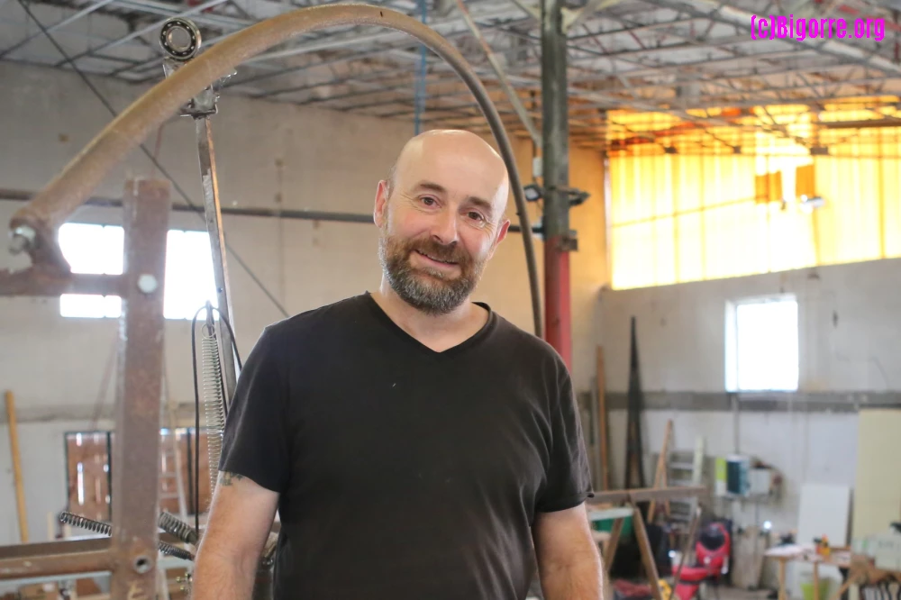 ​Klod dans l’atelier de l’association Usine cour et jardin au Lien à Ibos