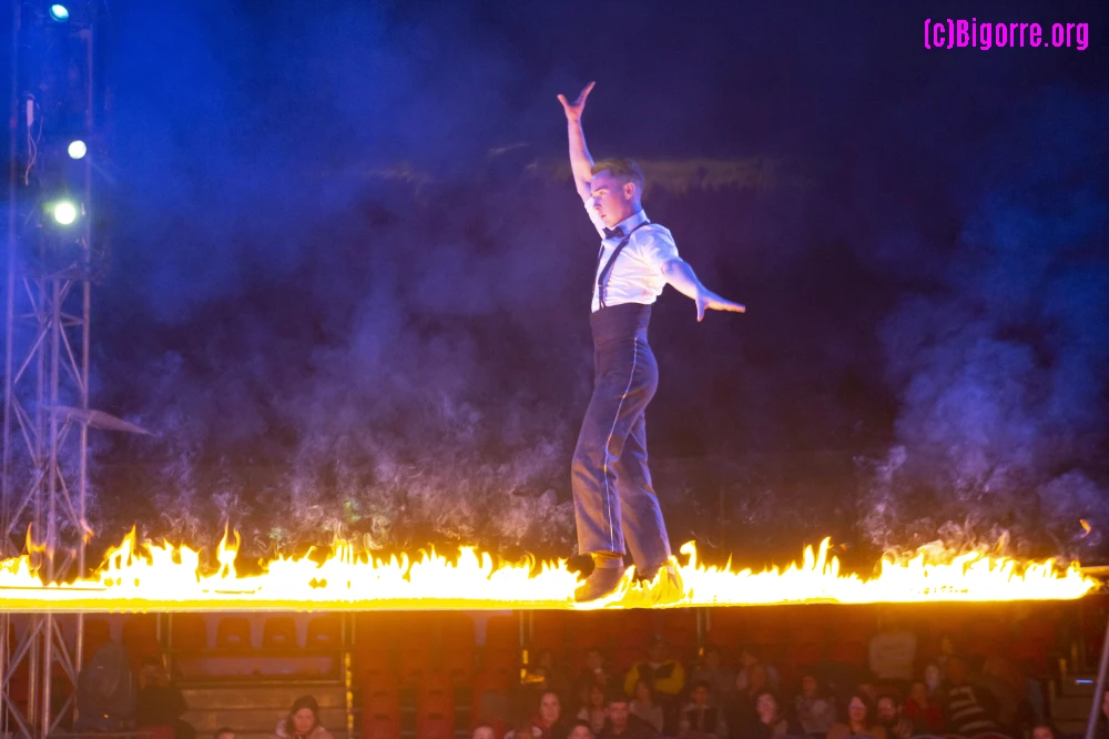 Jérémy, au-dessus de la piste sur le fil de fer baigné par les flammes