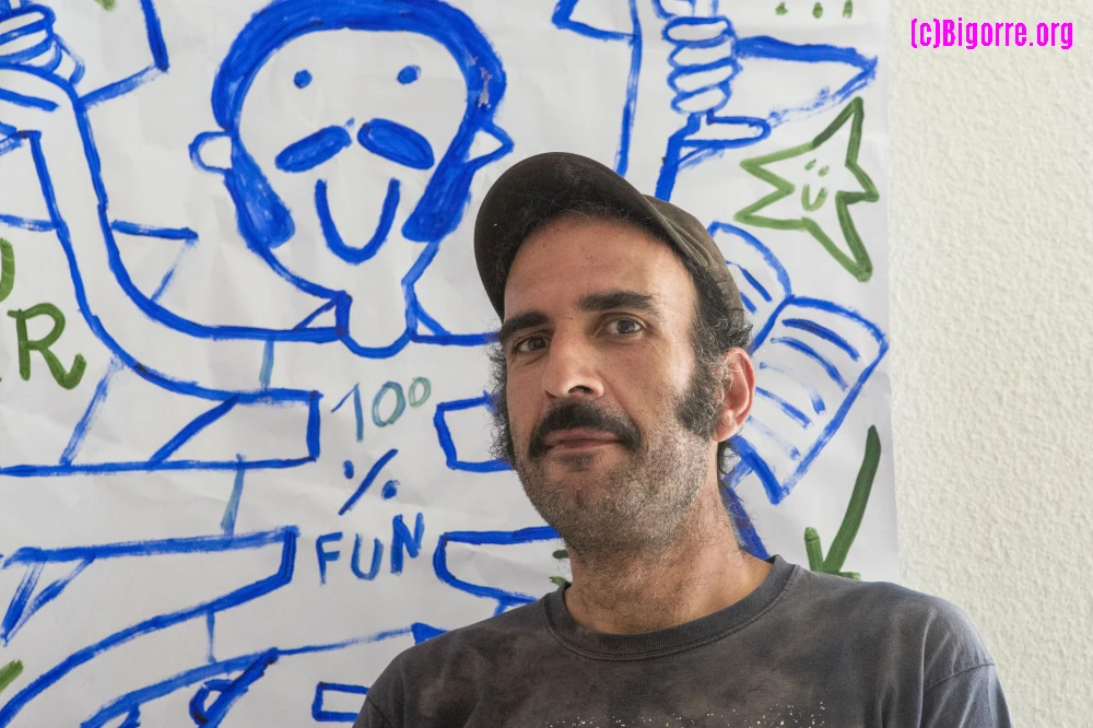 Jean-Louis Abbadie devant son alter-ego dessiné par Ninon Banik