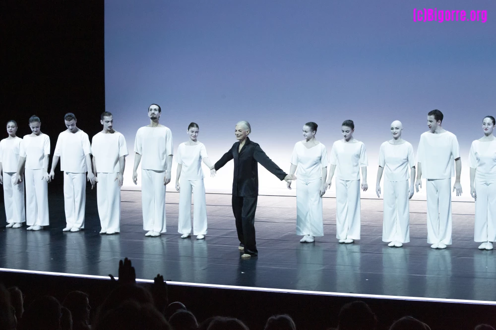 Lucinda Childs entourée des danseurs du MP3 Dance project sur la scène du Parvis