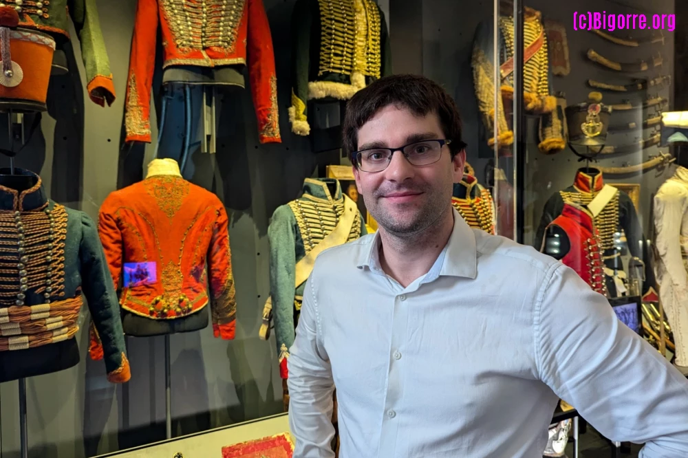Fabien Leclerc, conservateur du musée Massey, devant quelques-une des plus belles pièces de la collection hussards