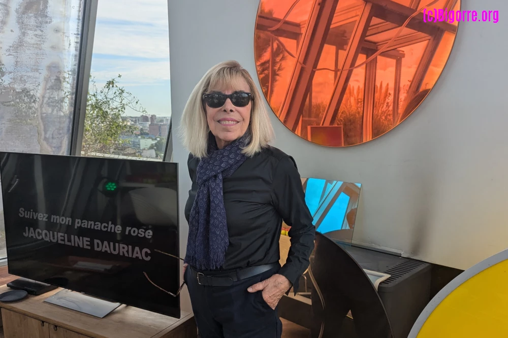 Jacqueline Dauriac chez elle, entre Kiss me et la vidéo de son panache rose aux Nuits blanche de Paris