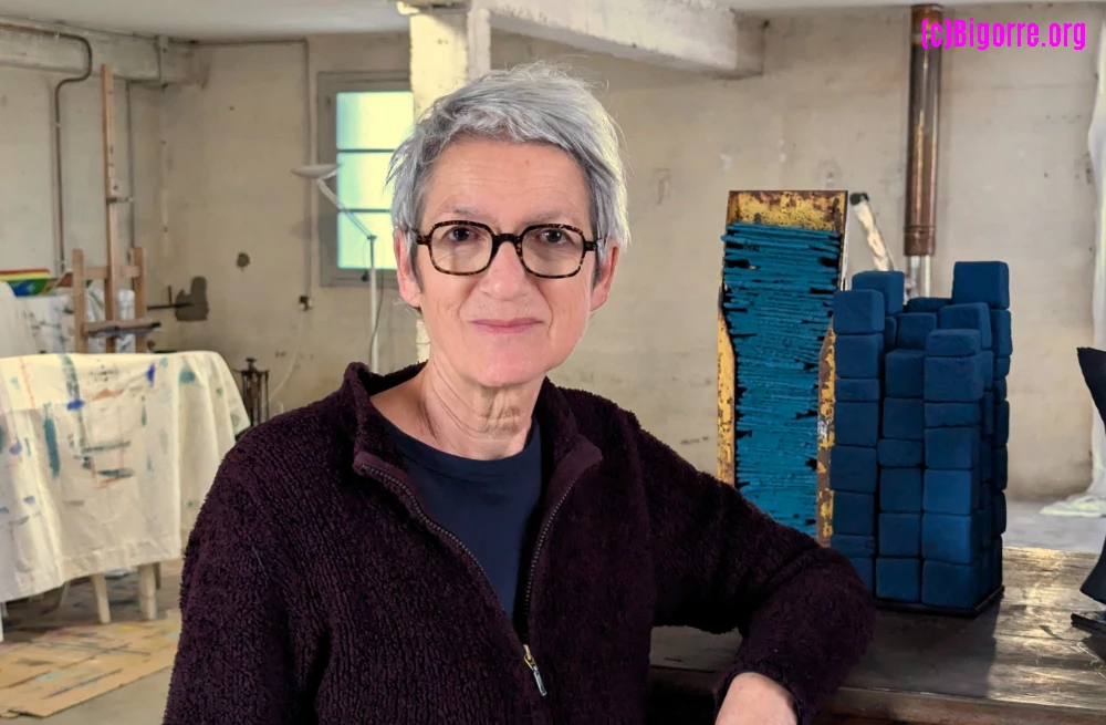 Nathalie Dumonteil avec quelques-unes de ses créations dans son atelier tarbais.