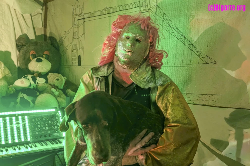 Belfi en Chirurgien Astral en compagnie de sa chienne