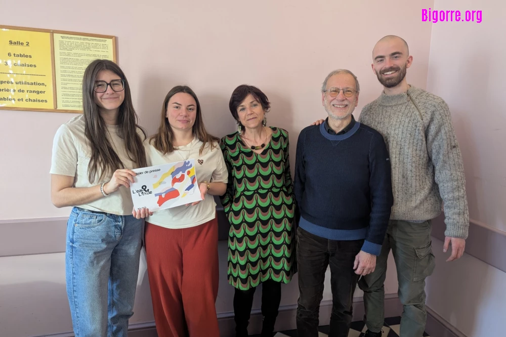 Les étudiants de l'IUT de Tarbes, Marie Ponsot du Lycée Marie Curie et Bastien de Génération Responsable autour de Jacques Gayraud de ADH 65