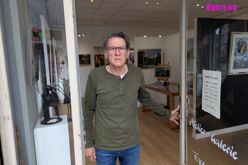 François Valera à la porte de sa galerie artistique
