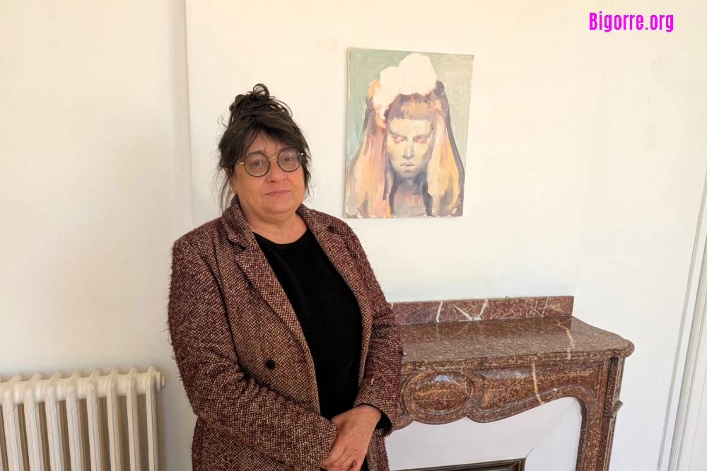 Emmanuelle Hirsch devant un tableau de Pauline  Zenk, actuellement exposé à l'Atelier 20