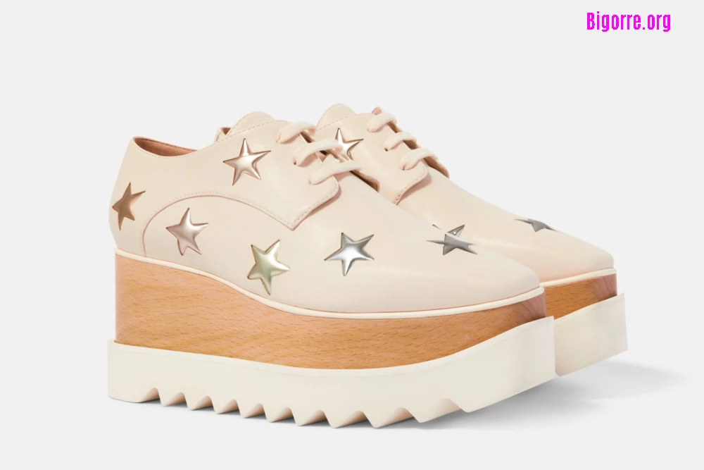 Chaussures compensees Elyse avec etoiles 3D chez Stella McCartney