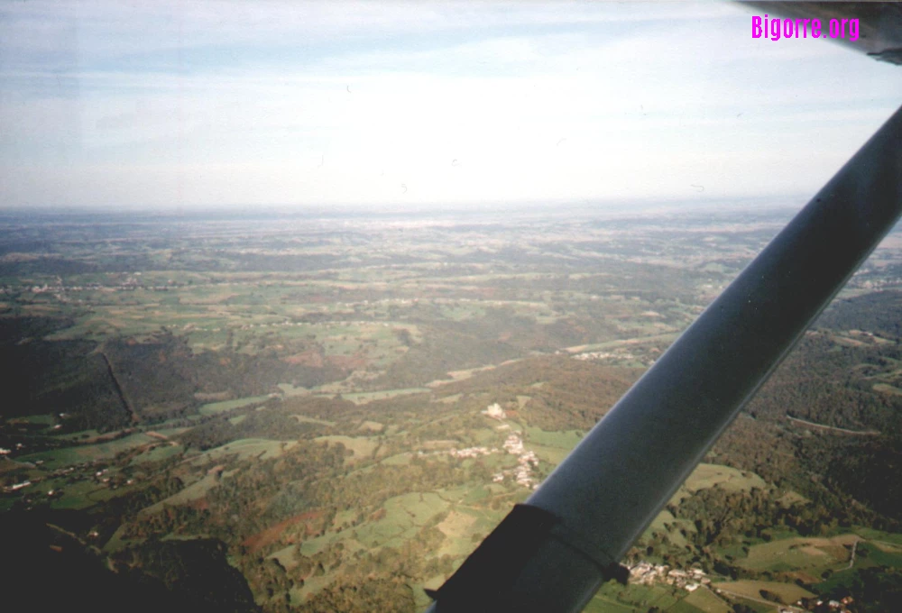 Vue sur la plaine en sortant de la vallée des Gaves, avec Lourdes au premier plan  Photo  Stéphane Boularand