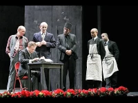 Le suicidé au Parvis/ Stéphane Boularand (c)Bigorre.org