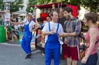 25/07/10 : Karine Monneau et Marc Lallemand dans les rues d'Avignon/ Stéphane Boularand (c)Bigorre.org