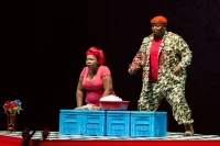 Owen Metsileng, Nobulumko Mngxekeza, dans Macbeth/ Stéphane Boularand (c)Bigorre.org