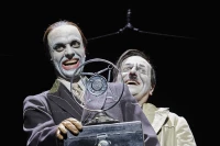 Jérémy Lopez et Laurent Stocker dans La résistible ascension d'Arturo Ui à la Comédie Française/ Christophe Raynaud de Lage