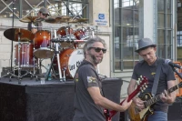 Les Chtarbés en face du Paris-Roubaix pour la fête de la musique/ Stéphane Boularand (c)Bigorre.org