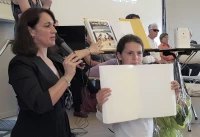 Christine Eynard et une collègienne de Desaix présentent un livre que seul les non-voyants peuvent voir/ Murielle Santos Christine Eynard et une collègienne de Desaix présentent un livre que seul les non-voyants peuvent voir/ Murielle Santos