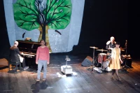 Sylvain Duthu et Fanny Violeau accompagné de Fabien Duscombe et Julien Grassen-Barbe sur la scène du Théâtre des Nouveautés/ Stéphane Boularand (c)Bigorre.org