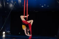 Clémence Marre au tissu de l'école de cirque Passing au festival Barakacirq/ Stéphane Boularand (c)Bigorre.org