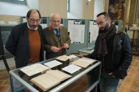 Éric Walbecq, Patrick Guilhembet et Kévin Saliou autour de 4 des 9 signatures connues  d'Isidore Ducasse/ Stéphane Boularand (c)Bigorre.org