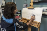 Laurence B. Henry dans son atelier à Laloubère