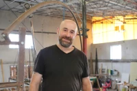 ​Klod dans l’atelier de l’association Usine cour et jardin au Lien à Ibos/ Stéphane Boularand (c)Bigorre.org