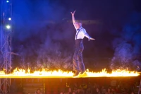 Jérémy, au-dessus de la piste sur le fil de fer baigné par les flammes/ Stéphane Boularand (c)Bigorre.org Jérémy, au-dessus de la piste sur le fil de fer baigné par les flammes/ Stéphane Boularand (c)Bigorre.org