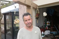 André Cazé devant sa croix au masque à gaz sortie de son garage/ Stéphane Boularand (c)Bigorre.org André Cazé devant sa croix au masque à gaz sortie de son garage/ Stéphane Boularand (c)Bigorre.org