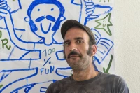 Jean-Louis Abbadie devant son alter-ego dessiné par Ninon Banik/ Stéphane Boularand (c)Bigorre.org