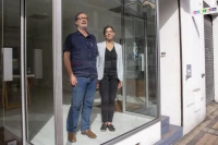 Erika Bretton et Nicolas Cochereau en vitrine de l’Omnibus/ Stéphane Boularand (c)Bigorre.org