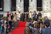 Les trois mousquetaires finissent leur saison 3 par un bal royal devant la maison du directeur du haras./ Stéphane Boularand (c)Bigorre.org