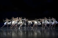 Le lac des cygnes d’Angelin Preljocaj et ses 26 danseur sur le plateau du Parvis lundi à 20h30 et mardi à 19h au Parvis. Informations et réservation sur www.parvis.net et au 05 62 90 08 55.
Photo Jean-Claude Carbonne/ jean-claude Carbonne