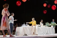 Une très belle scénographie et des comédiens délicieusement engagés./ Stéphane Boularand (c)Bigorre.org