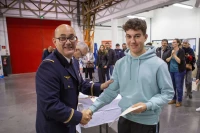 Le Major Christophe Dupuy de l’armée de l’air aux cotés de Cyrille Courade, Proviseur du Lycée Jean Dupuy pour remettre les diplômes aux lauréats du BIA/ Stéphane Boularand (c)Bigorre.org