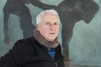 Erick Vuillier devant ses boxeurs dans son atelier à Bagnères-de-Bigorre/ Stéphane Boularand (c)Bigorre.org